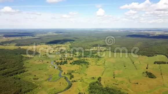 无人机左转向乡村天际线惊涛骇浪360空中拍摄不可思议的大自然森林田野和河流4K视频的预览图