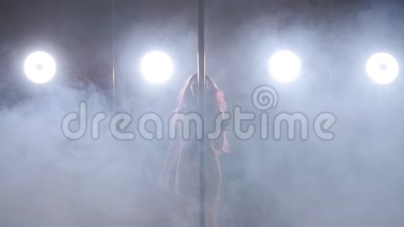 舞蹈和杂技的概念女人在黑暗的室内舞着灯和烟视频的预览图