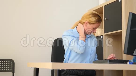 女人在电脑上工作时脖子疼4k慢动作视频的预览图