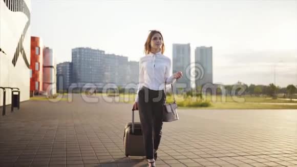 自信的女人去出租车或公共交通车站视频的预览图
