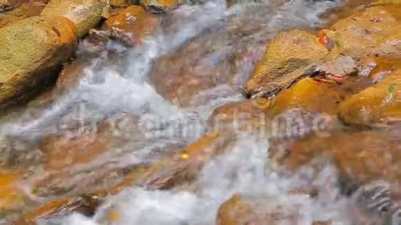 水洗过石头慢动作视频的预览图