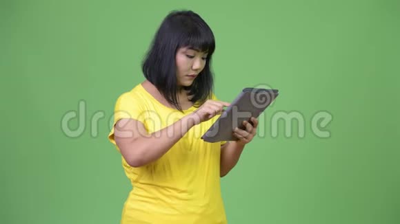 美丽的亚洲女人使用数码平板电脑并得到坏消息视频的预览图