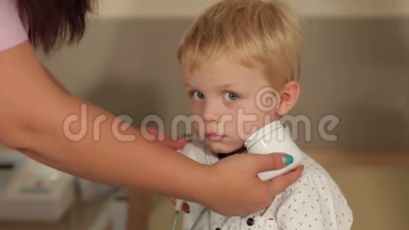 用磁性激光加热小男孩的喉咙视频的预览图
