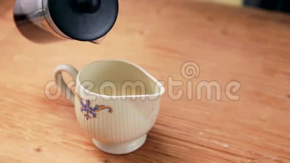 用法式茶倒进杯中视频的预览图