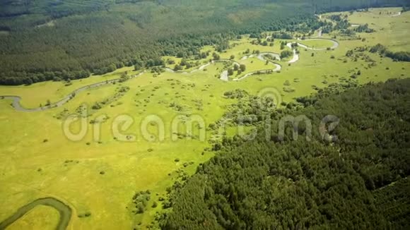 无人机沿欧洲乡村景观飞行空中拍摄美丽的自然森林绿色的草甸田野和河流4K视频的预览图