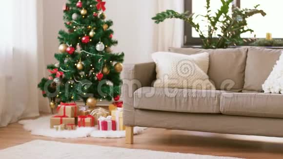圣诞树礼品和沙发舒适的家视频的预览图