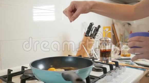 一个女人正在做煎蛋女孩在煎鸡蛋视频的预览图