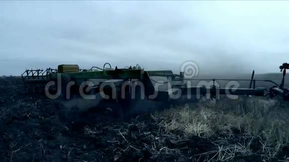 拖拉机在傍晚用犁犁田视频的预览图