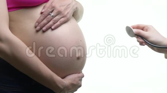 医生将听诊器应用于孕妇的腹部显示一切正常有点慢视频的预览图