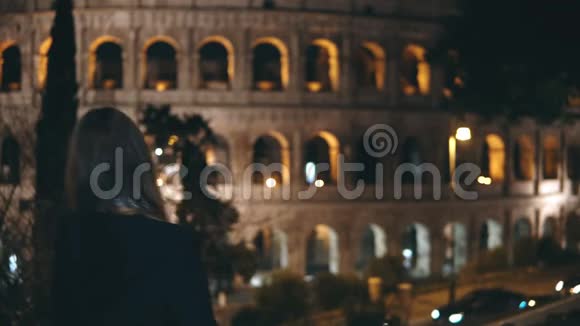 年轻的幸福夫妇走在罗马城意大利附近的竞技场旅行的男人和女人享受这景象视频的预览图