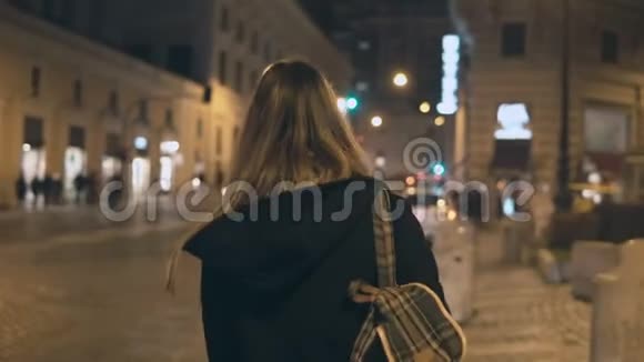 傍晚时分年轻的女游客在市中心散步观看新城市的建筑视频的预览图