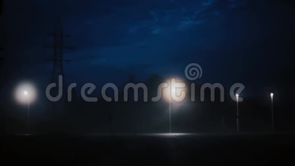 风景秀丽雾蒙蒙的夜间高速公路的时间流逝令人惊叹的神秘电影镜头快递物流业务视频的预览图
