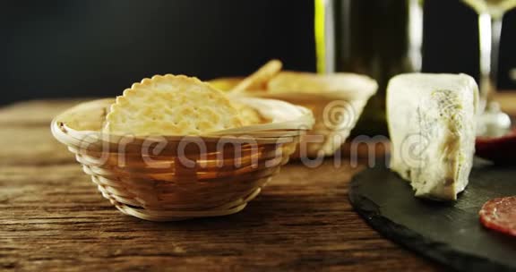 奶酪橄榄和腊肠放在桌子上视频的预览图