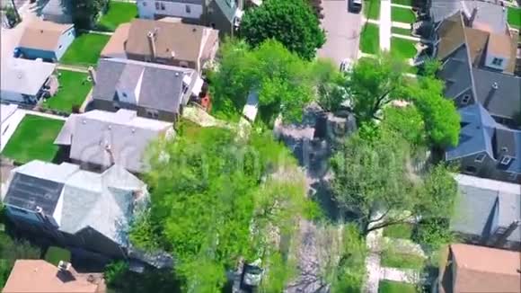 美丽的无人机全景空中倾斜在郊区小镇村附近的小房子别墅视频的预览图