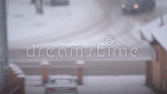 道路背景下的城市大雪视频的预览图