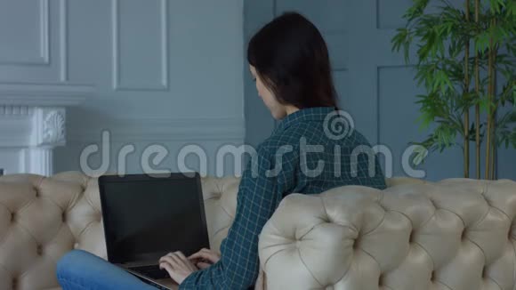 家庭笔记本电脑上迷人的女性网络视频的预览图