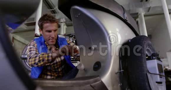 修理车库4k的男机修工修理滑板车视频的预览图