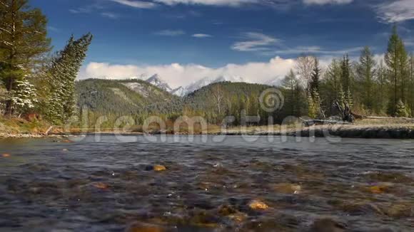山河流淌在缓慢的运动中春天的森林和雪山视频的预览图