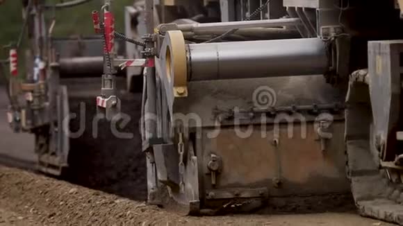 在街道重建工作的重型机器视频的预览图