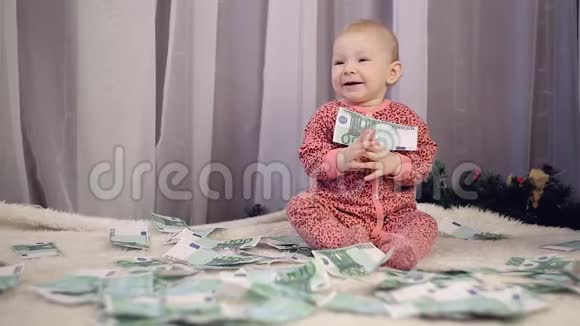 新出生的孩子看起来像是钱砸在他身上视频的预览图