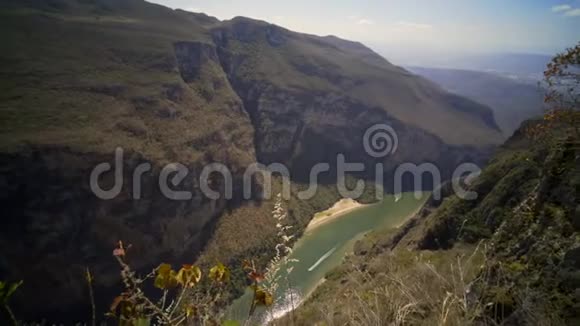 游览苏米德罗峡谷视频的预览图