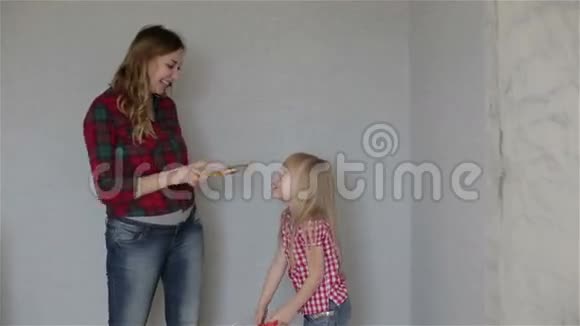 一个妈妈和一个小女儿在玩画笔视频的预览图