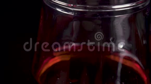 酒流倒在酒杯和气泡上视频的预览图