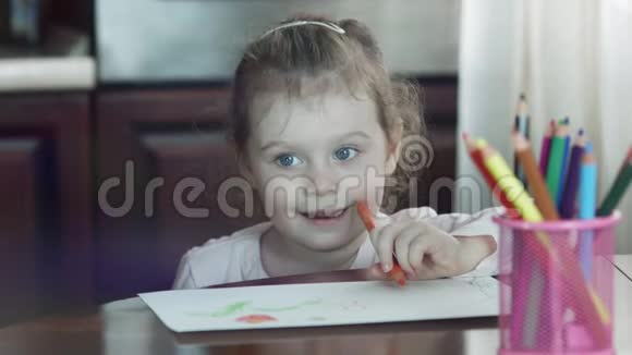 家庭幸福母女俩一起画画成年妇女帮助女童视频的预览图