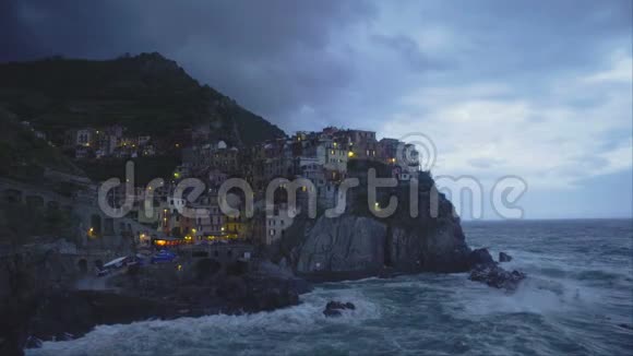 晚上在意大利神奇的马纳罗拉村美丽的风景暴风雨的大海视频的预览图