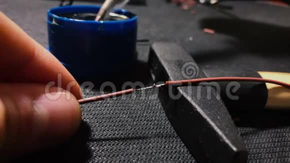年轻的工程师焊接一根电线关门视频的预览图