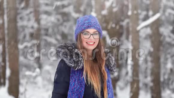 十二月的暴风雪雪中快乐的女孩视频的预览图