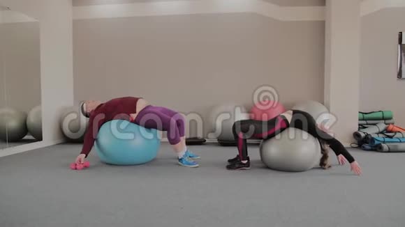 正胖夫妇锻炼健身球视频的预览图