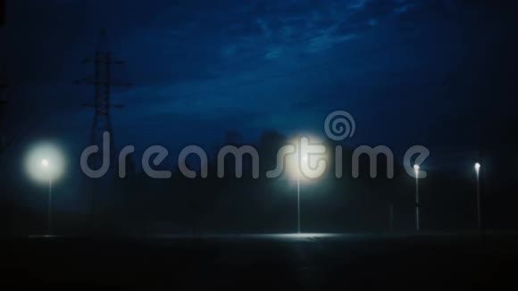 一个令人惊叹的黑暗高速公路与交通令人惊叹的神秘电影镜头城市灯光中的风景移动雾视频的预览图