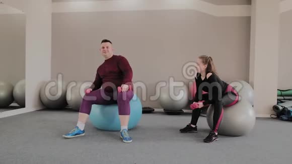 正胖夫妇锻炼健身球视频的预览图