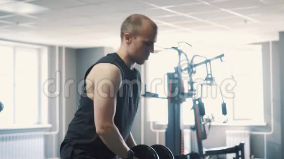 人哑铃在健身房锻炼视频的预览图