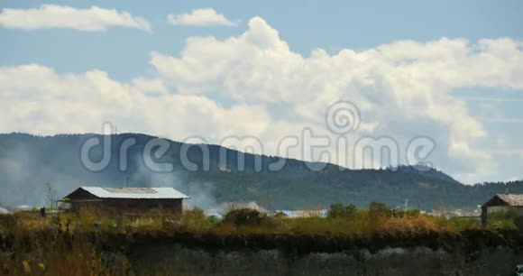 云南香格里拉的4k烧烟藏屋云过山视频的预览图