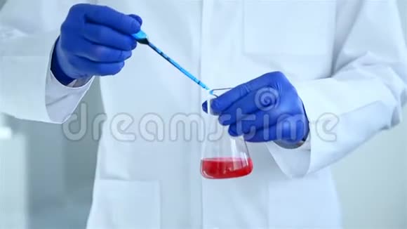 科学家滴红液体视频的预览图