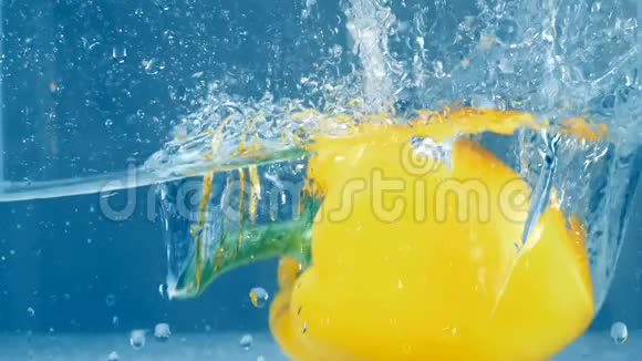 一个大肉黄色的胡椒掉进水里视频的预览图