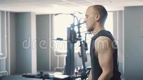 人哑铃在健身房锻炼视频的预览图