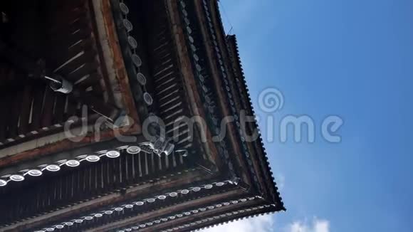 近距离看日本神庙的屋顶视频的预览图