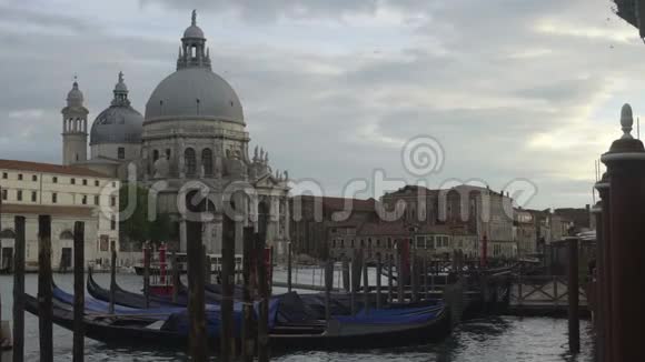 船坞在两极间摇摆历史上的大教堂在后面朝着海峡视频的预览图