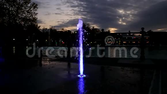 一个喷泉喷出视频的预览图