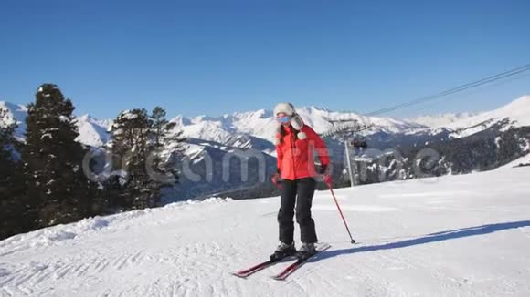 女滑雪者在下一次下山前休息欣赏冬天的风景视频的预览图