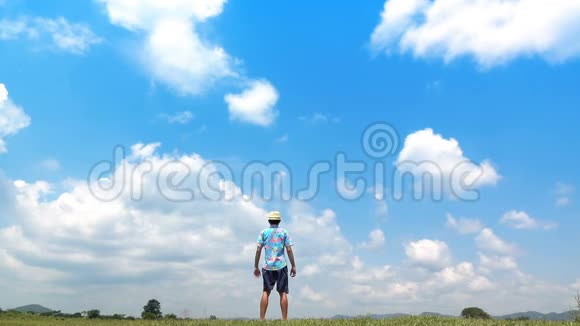 男子跳跃慢动作和云天背景视频的预览图