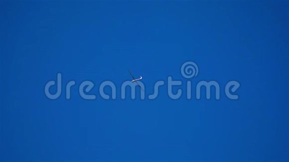 与蓝天隔绝的滑翔机缓慢运动视频的预览图