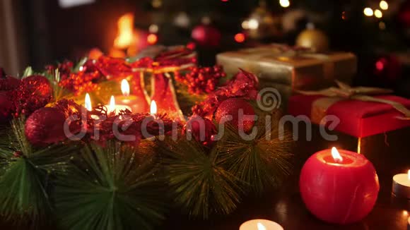 用燃烧的蜡烛制作圣诞花环的特写视频完美的背景或背景圣诞或新年视频的预览图