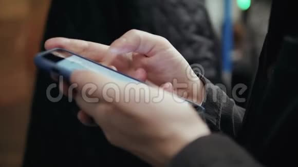 年轻英俊的商人在地铁里有智能手机男学生在火车运输中使用电话人们的高峰视频的预览图