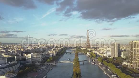 巴黎的空中景色自由女神像和埃菲尔铁塔无人驾驶视频的预览图