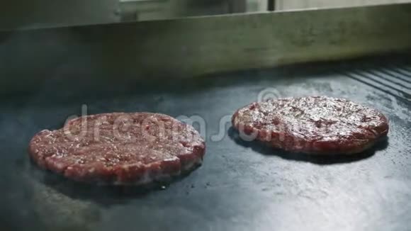 汉堡的肉片经过烘烤在4k分辨率的慢速运动中有蒸汽视频的预览图