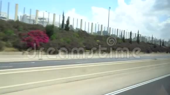 沿高速公路和海上海岸放松道路特拉维夫以色列视频的预览图